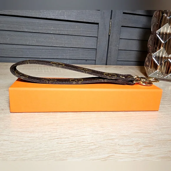 Authentic LOUIS VUITTON Monogram Canvas Wristlet Strap Keychain - Picture 3 of 10